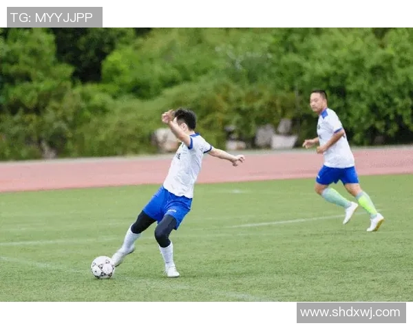 足球实时动态分析与精彩赛事回顾全方位解读足球世界的瞬息万变 足球实时动态分析与精彩赛事回顾全方位解读足球世界的瞬息万变